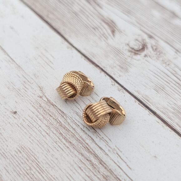Vintage Avon Clip On Earrings - Pretty Gold Tone Interlocking Design 3/8" - Picture 5 of 7